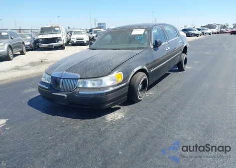 2001 Lincoln Town Car Executive from USA, damaged, VIN 1LNHM84W11Y632590